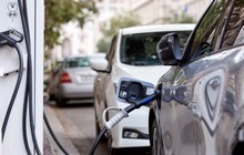 Việt Nam vượt EU và Mỹ về tỷ lệ chuyển đổi xe điện: Khi EV không còn là lựa chọn xanh mà là "tấm khiên" kinh tế