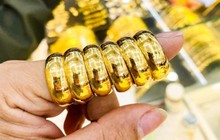 Giá vàng 'bốc hơi' 200 USD chỉ sau một đêm, vàng nhẫn giảm 4 triệu đồng/lượng