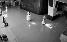 Robot tí hon "dụ" 12 robot lớn bỏ trốn khỏi phòng trưng bày lúc nửa đêm: Câu chuyện viral khiến cả Trung Quốc giật mình
