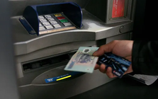 Ngày càng ít người rút tiền, chuyển khoản qua ATM