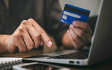 Vừa được chuyển khoản hơn 2 tỷ tiền lương thì tài khoản ngân hàng bị phong toả, công ty khởi kiện, người công nhân kiên quyết: "Tôi có quyền giữ số tiền này"