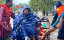 Nước sông dâng vượt xa báo động 3, TP Huế tiếp tục chìm trong biển nước