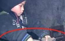Cậu bé 13 tuổi bất ngờ trở thành cha của 5 đứa trẻ, thỉnh thoảng dân làng lại thấy cậu ra gốc cây để làm điều này