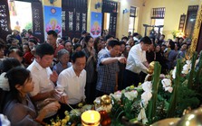Hà Nội: Hàng nghìn người dân đổ về chùa Quán Sứ, tận tay thực hiện nghi lễ "tắm Phật" linh thiêng
