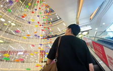 Đến Vạn Hạnh Mall những ngày này, 10 người thì cả 10 đều vô thức làm một việc giống hệt nhau