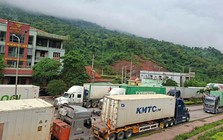 Giao thông ở cửa khẩu Cha Lo tê liệt vì đường ở Lào hư hỏng