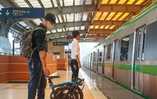 Hanoi Metro xin lỗi về sự việc nhân viên 'cấm hành khách mang xe đạp điện lên tàu'