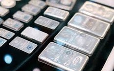 Giá bạc giảm trong đêm giao thừa
