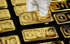 Vàng thế giới "bốc hơi" 1.000 USD: Chuyện gì đang xảy ra?