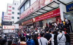 Giá vàng giảm mạnh, người Hà Nội chen chúc từ rạng sáng “bắt đáy”: "Giảm sâu thế này nên tranh thủ mua một ít"