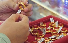 Giá vàng hôm nay 9/3: Giá giảm mạnh, người mua vàng nhẫn lỗ 9 triệu đồng/lượng sau 1 tuần