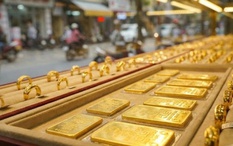 Giá vàng giảm chóng mặt, người 'đu đỉnh' đã lỗ bao nhiêu?