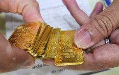 Vàng vẫn chưa ngừng 'rơi'
