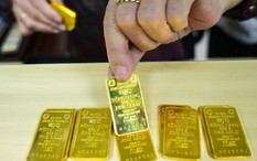 Giá vàng rơi tự do trong chiều nay: Người mua buổi sáng mất tới 7 triệu đồng mỗi lượng