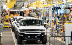 Ngành xe điện bất định chưa từng có: 20 tỷ USD đầu tư 'bốc hơi' chỉ trong 1 năm, loạt nhà máy linh kiện bỏ hoang phải quay về phục vụ xe xăng, hybrid