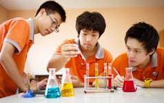 Quy định khó hiểu này góp phần khiến học sinh VN mang ngoại tệ ra nước ngoài du học ngày càng đông?