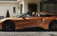 Đỉnh cao chơi khăm: CEO của Mercedes nghỉ hưu, tự do chọn xe và ông chọn BMW i8