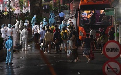 [Ảnh] Đoàn xe ô tô đưa hàng trăm người rời viện Bạch Mai sau khi phun tiêu trùng, khử độc