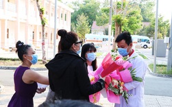 TPHCM: 4 bệnh nhân Covid-19 xuất viện tặng hoa cảm ơn nhân viên y tế