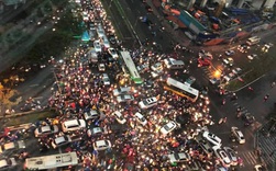 Đường phố Hà Nội tắc cứng trong cơn mưa lớn, đường Lê Văn Lương thất thủ