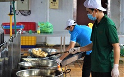Người Đà Nẵng nấu hàng nghìn suất ăn VIP'' phục vụ miễn phí 3 Bệnh viện đang bị cách ly