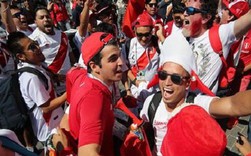 Fan 'cuồng' World Cup cố tăng cân để có vé VIP, ăn bánh quy qua ngày hay sẵn sàng bỏ việc