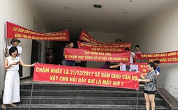 Dân căng băng rôn "tố" chủ đầu tư xây chung cư sai thiết kế Dân căng băng rôn "tố" chủ đầu tư xây chung cư sai thiết kế