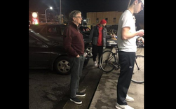 Tỷ phú Bill Gates đút tay túi quần, đứng xếp hàng mua burger giá chưa đến 8 USD Tỷ phú Bill Gates đút tay túi quần, đứng xếp hàng mua burger giá chưa đến 8 USD