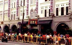 Hành trình “ngoạn mục” trở thành nhà hàng Trung Hoa danh giá của một tiệm ăn ven đường: Thành công suốt 3 thế hệ, định nghĩa lại cả nền ẩm thực Singapore chỉ nhờ tinh thần này! Hành trình “ngoạn mục” trở thành nhà hàng Trung Hoa danh giá của một tiệm ăn ven đường: Thành công suốt 3 thế hệ, định nghĩa lại cả nền ẩm thực Singapore chỉ nhờ tinh thần này!