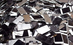 Thế giới bên kia' của những chiếc smartphone bị vứt bỏ ngoài bãi rác