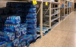 Dân Mỹ ồ ạt tích trữ nước đóng chai vì Covid-19, riêng một thương hiệu ‘trường tồn’ trên kệ hàng không ai muốn mua!