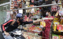 Ảnh: Chủ cửa hàng sống gần khu phố cách ly ở Hà Nội tung chiêu độc để phòng chống dịch Covid-19