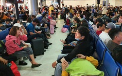 Nỗi ám ảnh chiều 30 Tết ở sân bay Tân Sơn Nhất: Nhiều chuyến bay delay, hàng ngàn người nằm vật vờ chờ đợi