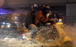 Lâu lắm rồi Hà Nội mới đón giao thừa trong tiết trời xấu thậm tệ, mưa xối xả cả ngày khiến đường ngập như sông