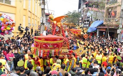 Hàng nghìn người hò reo cổ vũ màn rước pháo và tung hô quan đám tại lễ hội Đồng Kỵ