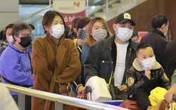 Sân bay Nội Bài chật kín người sau kỳ nghỉ Tết, khẩu trang trở thành “vật bất ly thân” giữa thời điểm virus corona đe doạ