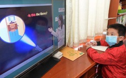 Học online thời dịch Covid-19 ở Trung Quốc: mang bàn học ra ban công bắt Wi-Fi hàng xóm, cầm điện thoại lên nóc nhà làm bài thi