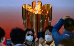 Bất chấp chính quyền kêu gọi ở nhà, hàng chục nghìn người Nhật Bản vẫn xếp hàng đi xem ngọn đuốc Olympic giữa mùa dịch Covid-19