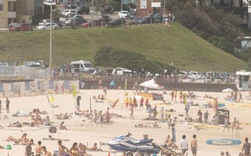 Covid-19: Tụ tập bãi biển, tiệc tùng bất chấp, nhiều du khách dính virus ở Úc