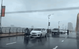 Clip: Hàng loạt ô tô đi chậm trên cầu để chắn gió to cho xe máy, hành động đẹp giữa cơn bão khiến nhiều người ấm lòng