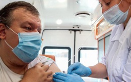 Bác sĩ Nga tình nguyện thử nghiệm vaccine Sputnik-V giữa làn sóng dịch COVID-19 thứ hai