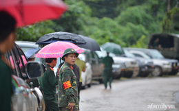 Xe chở thi thể 14 cán bộ, chiến sĩ gặp nạn ở Quảng Trị rời khỏi hiện trường đau thương: Nghẹn lòng đoàn người đứng dưới mưa mong chờ một phép màu