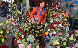 Thị trường hoa tươi ngày 20/10 trầm lắng, nhiều phụ nữ từ chối nhận hoa, quà