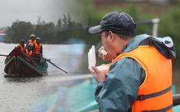 Tình người trong cơn lũ lịch sử ở Quảng Bình: Dân đội mưa lạnh, ăn mỳ tôm sống đi cứu trợ nhà ngập lụt