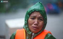 [Ảnh] Người phụ nữ ở Quảng Bình lao ra dòng nước lũ xin đồ ăn cho mẹ già bật khóc khi được cứu hộ khỏi ghe lật