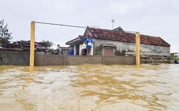 Sống trên nóc nhà, người dân Quảng Bình khắc khoải chờ lũ rút