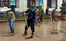 [Ảnh] Nước lũ rút, các trường học vùng lũ Quảng Bình đối đầu với "cuộc chiến" mới