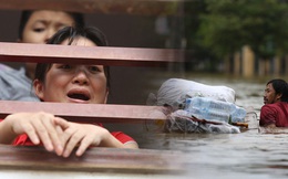 Hơn 2 tuần chịu trận lũ lịch sử, người dân Quảng Bình vẫn phải leo nóc nhà, bơi giữa dòng nước lũ cầu cứu đồ ăn