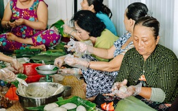 Người miền Tây tập hợp nhau tự sáng tạo "loại bánh mới" dễ bảo quản, có thể tích trữ được nhiều ngày để gửi về miền Trung, mới 12 tiếng đã "thần tốc" gói 5.000 chiếc!