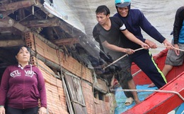 Bão đi qua, nhà sập hết nhưng người dân ven biển Quảng Ngãi vẫn chung tay giúp đỡ nhau, phụ vớt thuyền bị chìm lên bờ